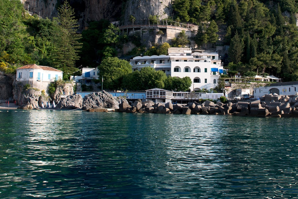 Hotel Aurora — Hotel building in Amalfi, Campania