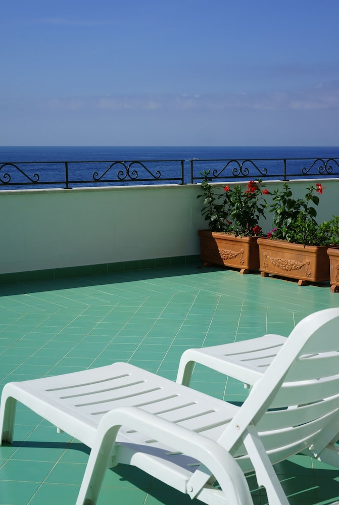 Hotel Aurora — Hotel rooms in Amalfi, Campania