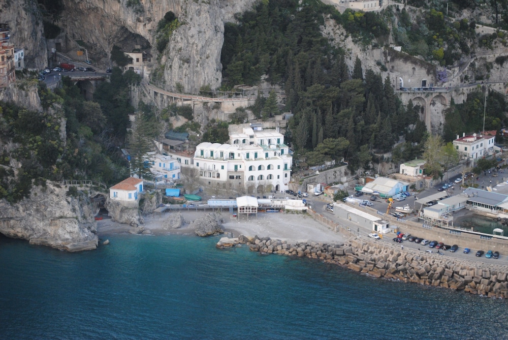 Hotel Aurora — Hotel building in Amalfi, Campania