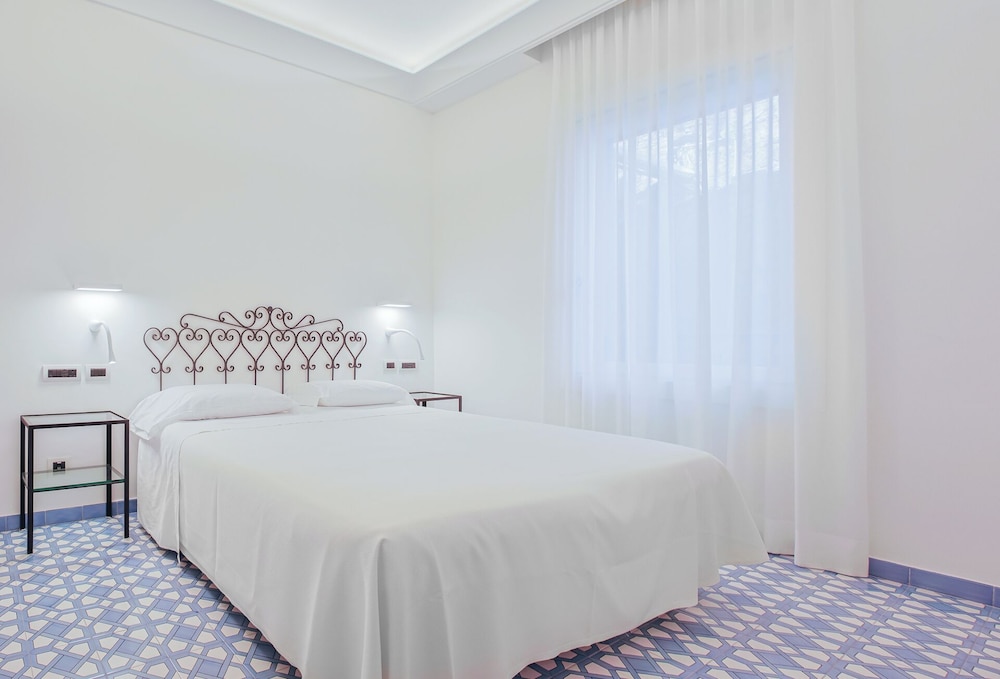 Hotel Aurora — Hotel rooms in Amalfi, Campania