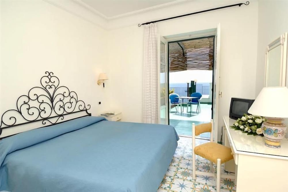 Hotel Aurora — Hotel rooms in Amalfi, Campania