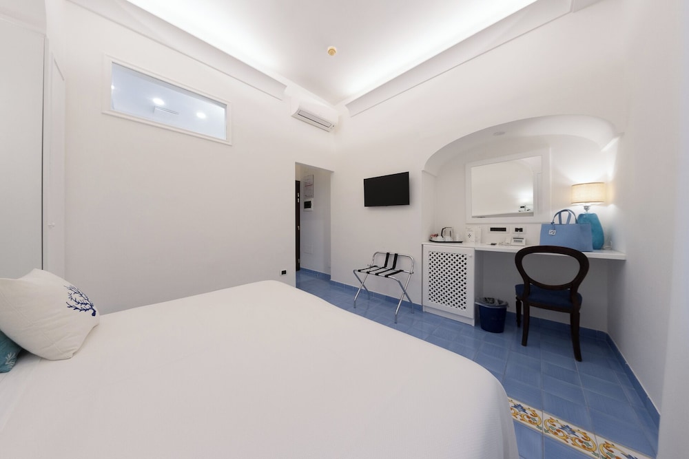 Hotel Aurora — Hotel rooms in Amalfi, Campania