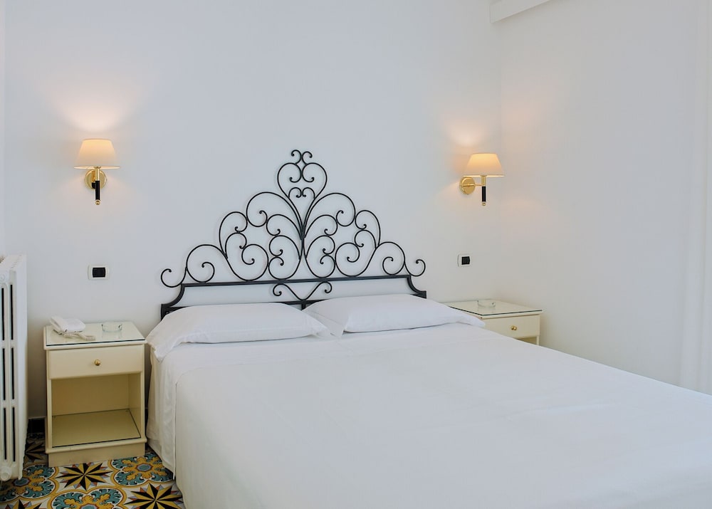 Hotel Aurora — Hotel rooms in Amalfi, Campania