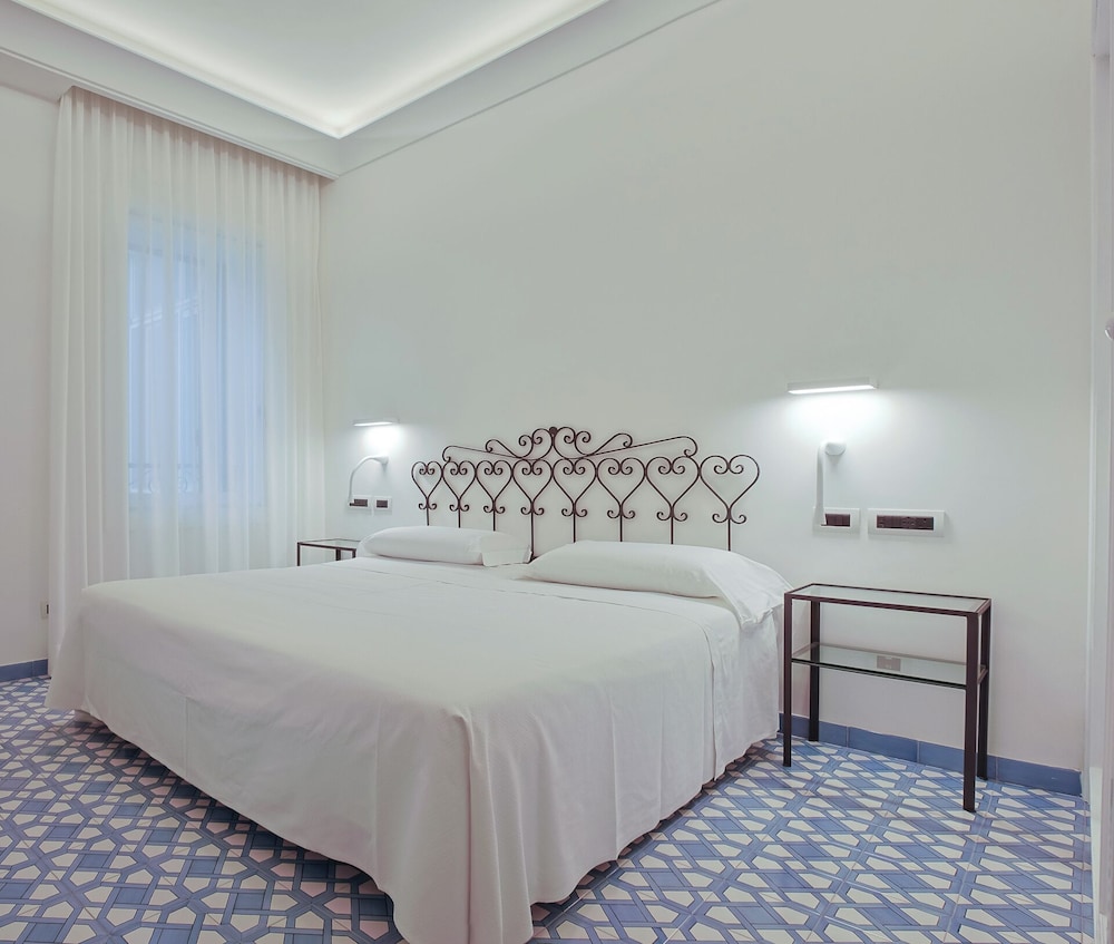 Hotel Aurora — Hotel rooms in Amalfi, Campania