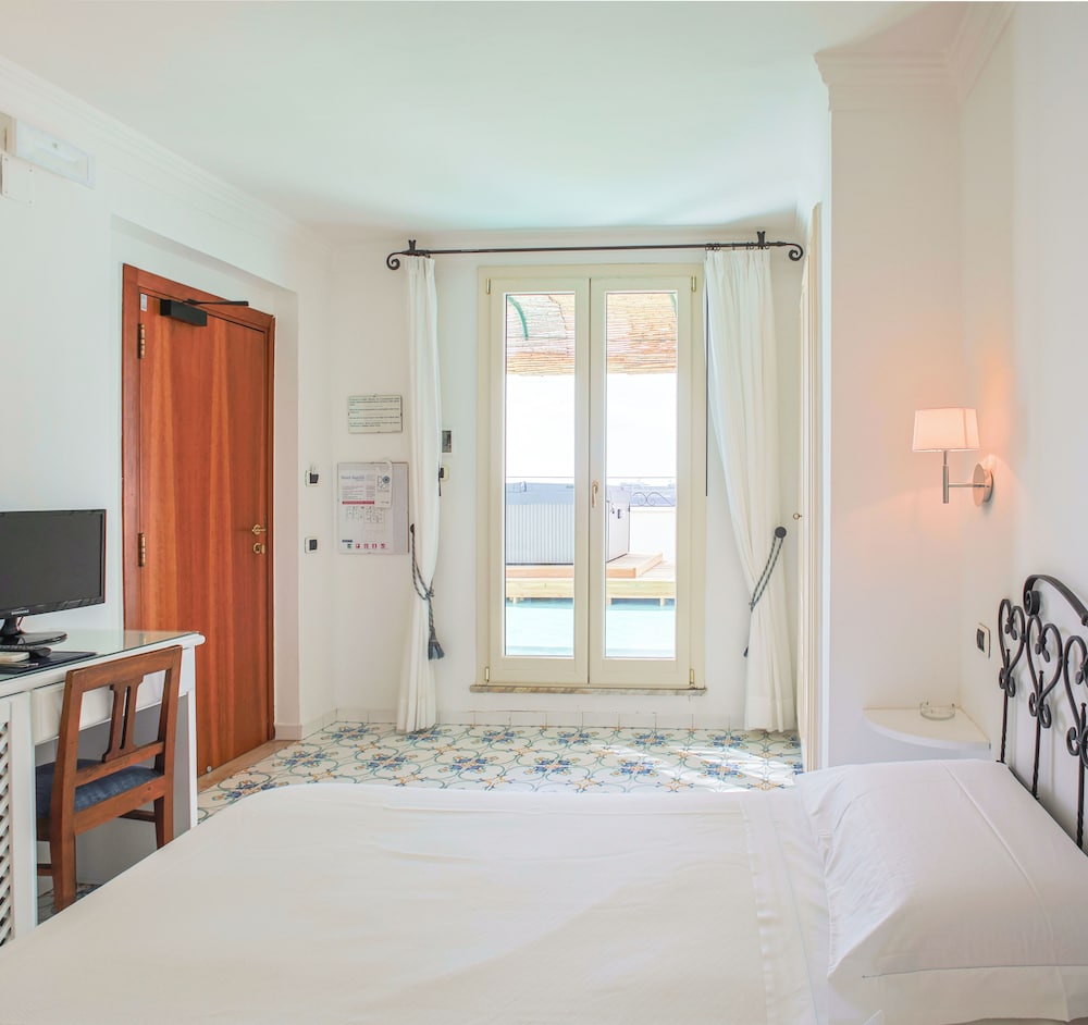 Hotel Aurora — Hotel rooms in Amalfi, Campania