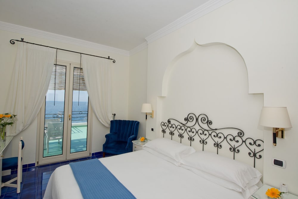 Hotel Aurora — Hotel rooms in Amalfi, Campania