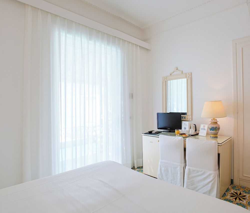 Hotel Aurora — Hotel rooms in Amalfi, Campania