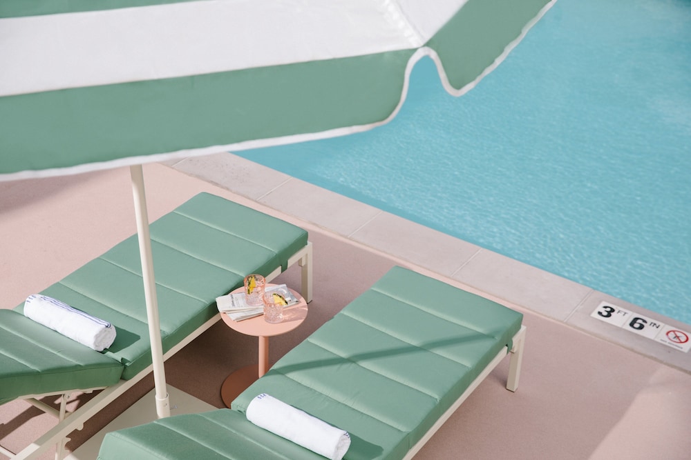 Park MGM Las Vegas — Swimming pool in Las Vegas, Nevada