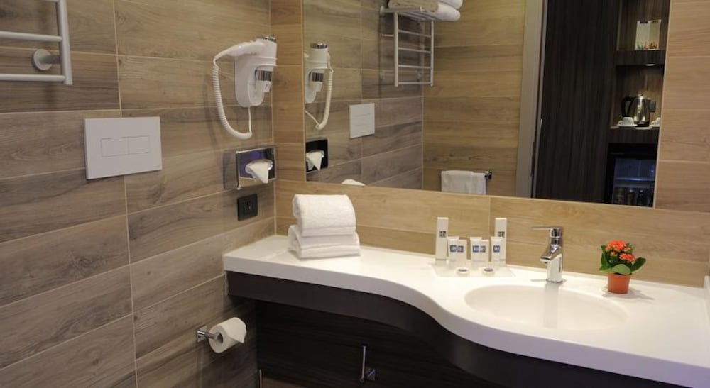 iH Hotels Milano Lorenteggio — Hotel rooms in Milan, Lombardy