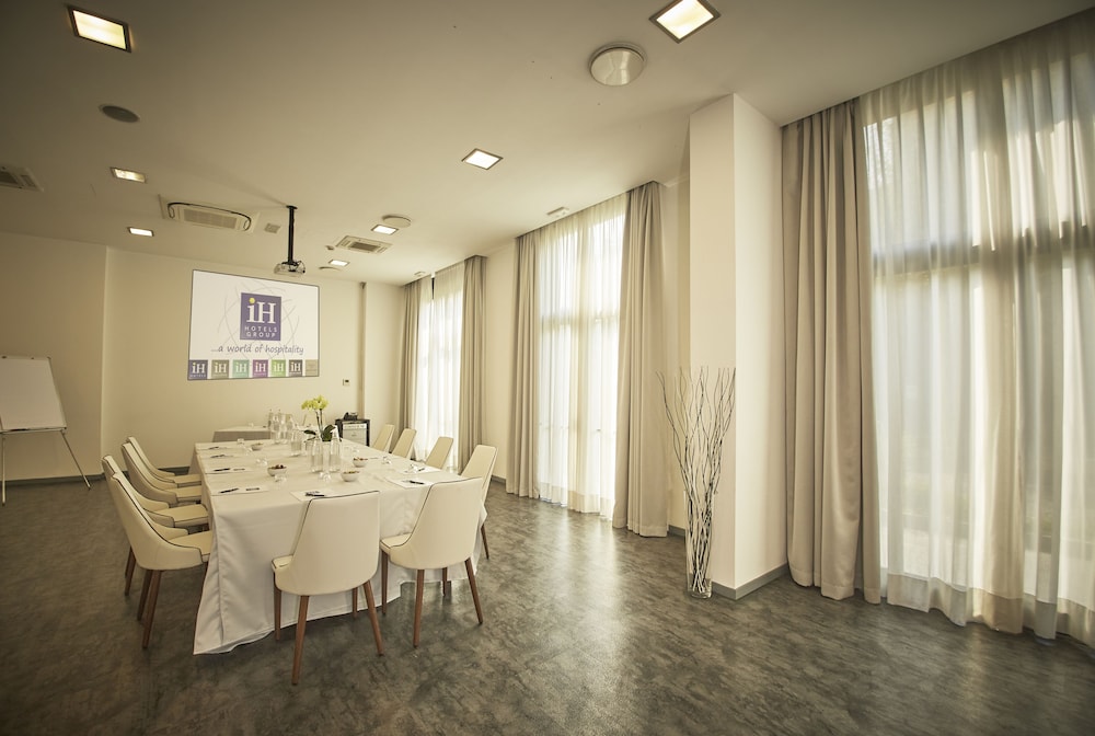 iH Hotels Milano Lorenteggio — Restaurant & bars in Milan, Lombardy