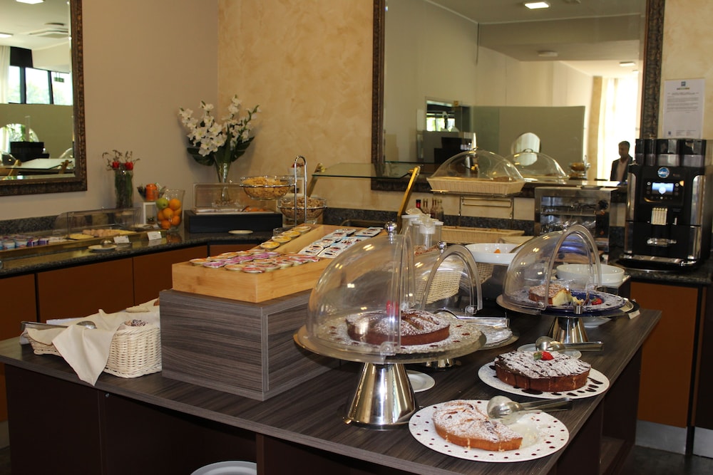 iH Hotels Milano Lorenteggio — Restaurant & bars in Milan, Lombardy