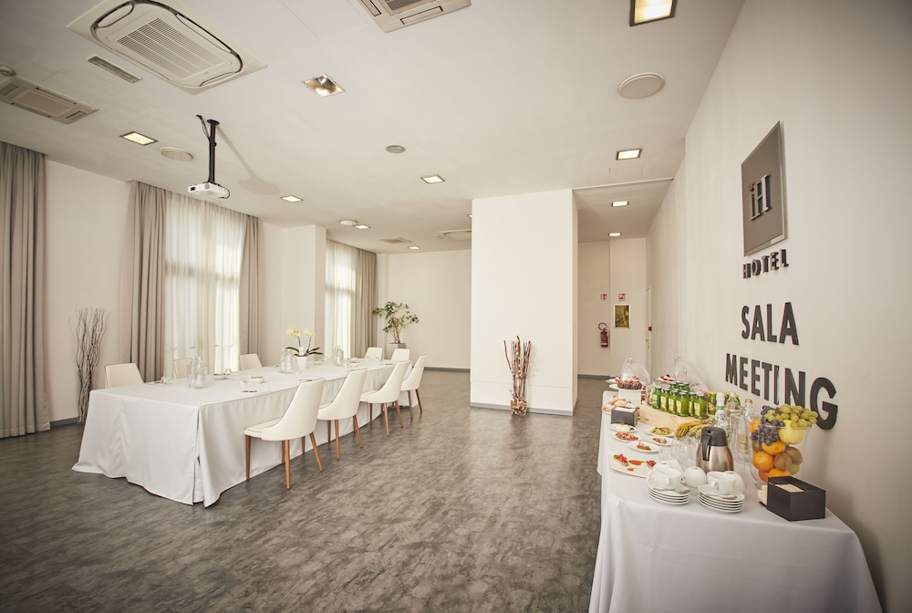 iH Hotels Milano Lorenteggio — Restaurant & bars in Milan, Lombardy