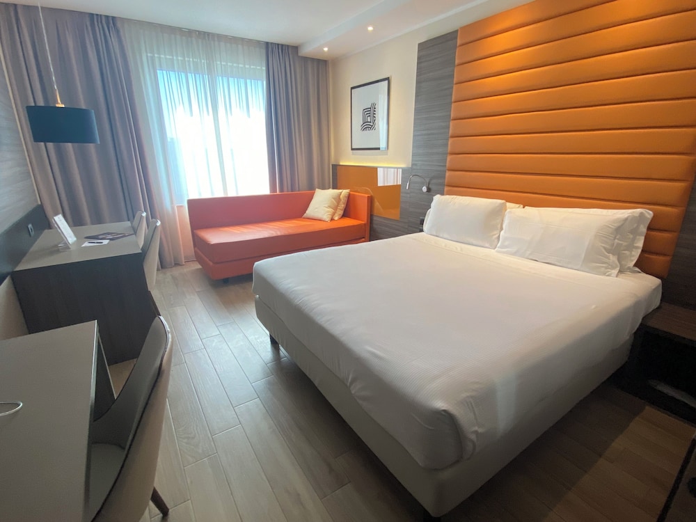 iH Hotels Milano Lorenteggio — Hotel rooms in Milan, Lombardy
