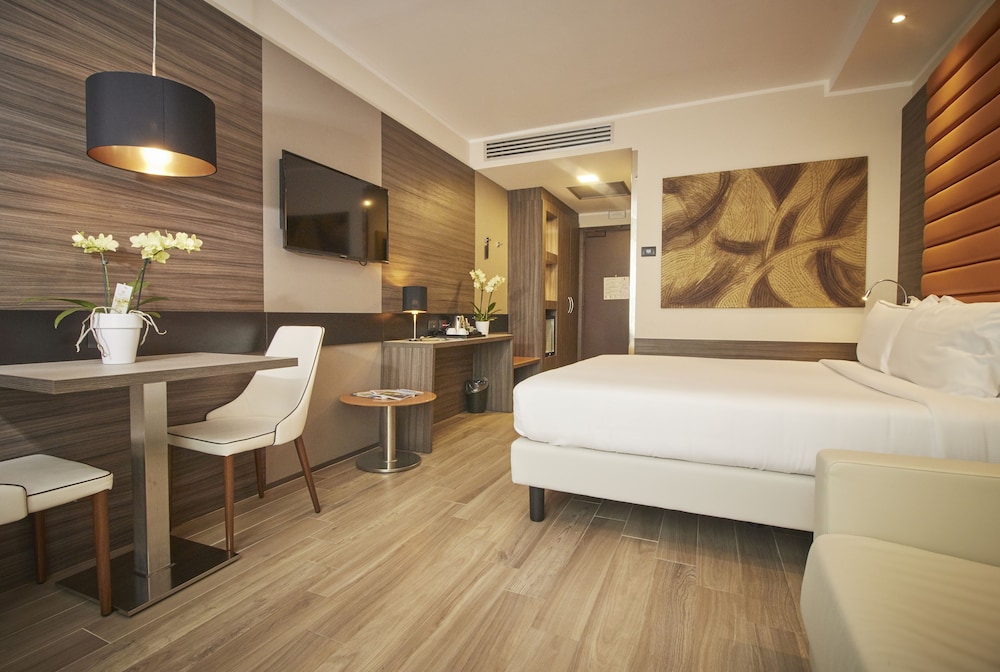 iH Hotels Milano Lorenteggio — Hotel rooms in Milan, Lombardy