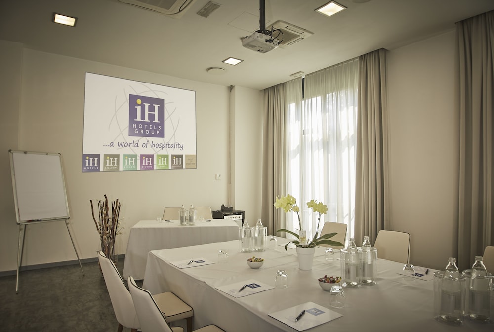 iH Hotels Milano Lorenteggio — Hotel rooms in Milan, Lombardy