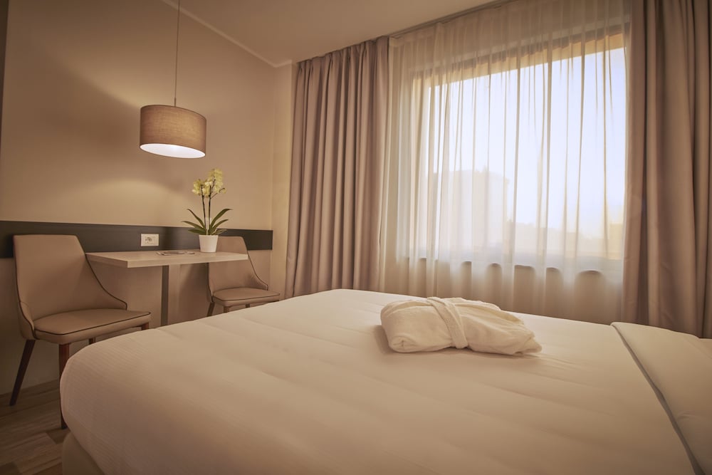 iH Hotels Milano Lorenteggio — Hotel rooms in Milan, Lombardy