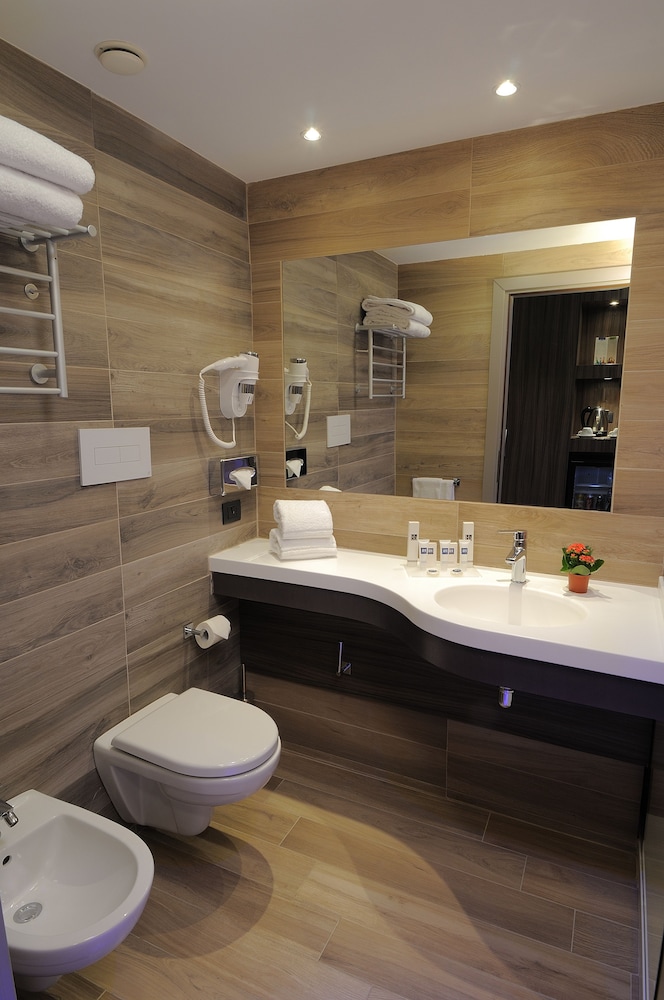 iH Hotels Milano Lorenteggio — Hotel rooms in Milan, Lombardy