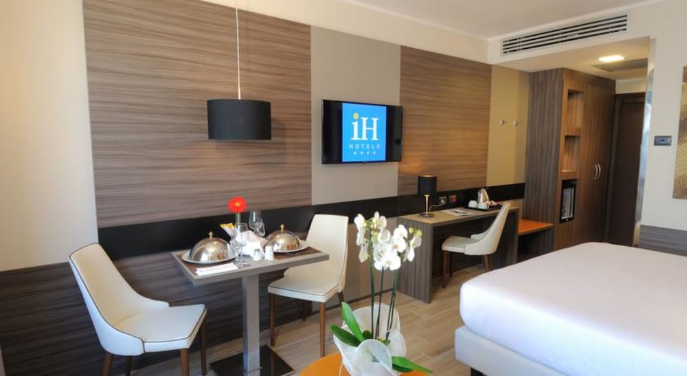 iH Hotels Milano Lorenteggio — Hotel rooms in Milan, Lombardy