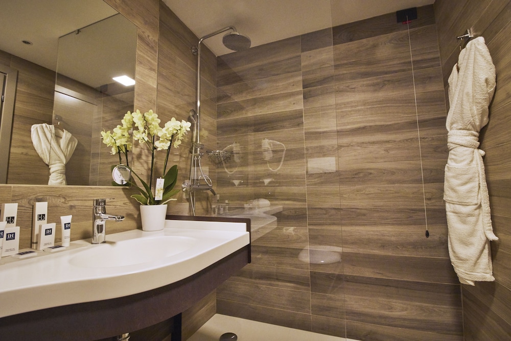 iH Hotels Milano Lorenteggio — Hotel rooms in Milan, Lombardy