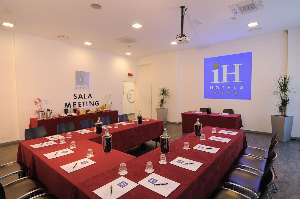 iH Hotels Milano Lorenteggio — Hotel building in Milan, Lombardy