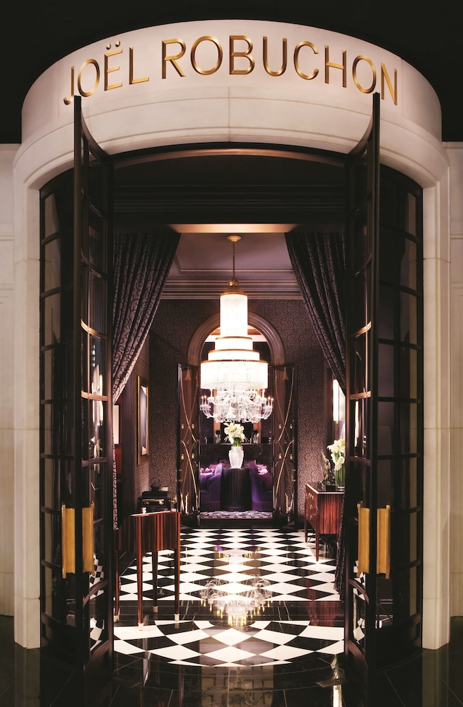 The Signature at MGM Grand (All Suites) — Hotel building in Las Vegas, Nevada
