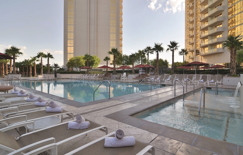 The Signature at MGM Grand (All Suites) — Swimming pool in Las Vegas, Nevada