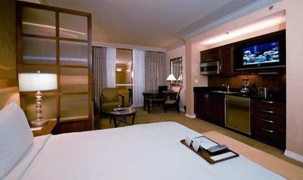 The Signature at MGM Grand (All Suites) — Hotel rooms in Las Vegas, Nevada