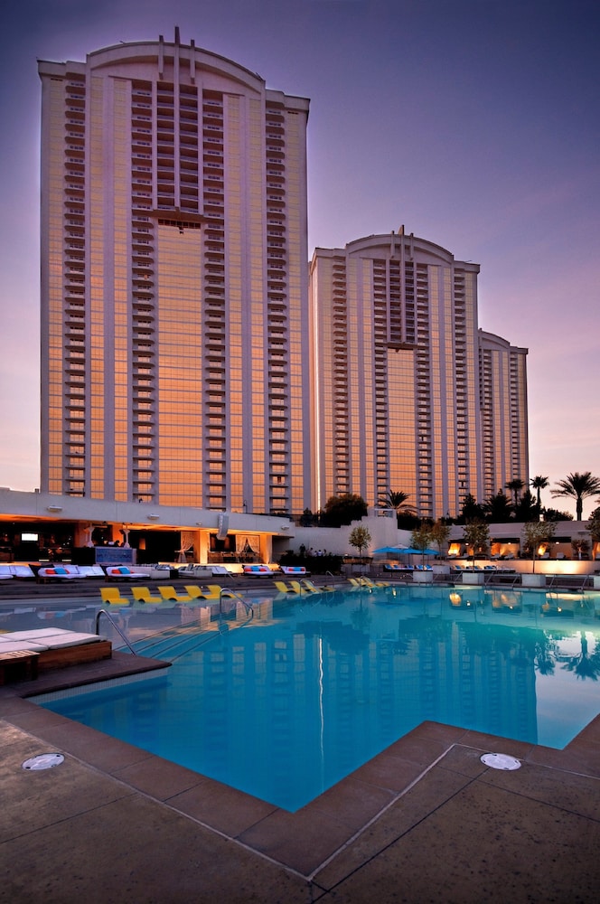 The Signature at MGM Grand (All Suites) — Swimming pool in Las Vegas, Nevada