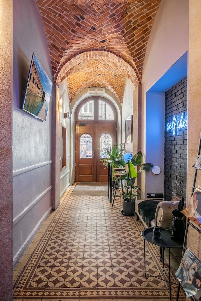 Aparthotel Pergamin — Hotel building in Krakow, Lesser Poland