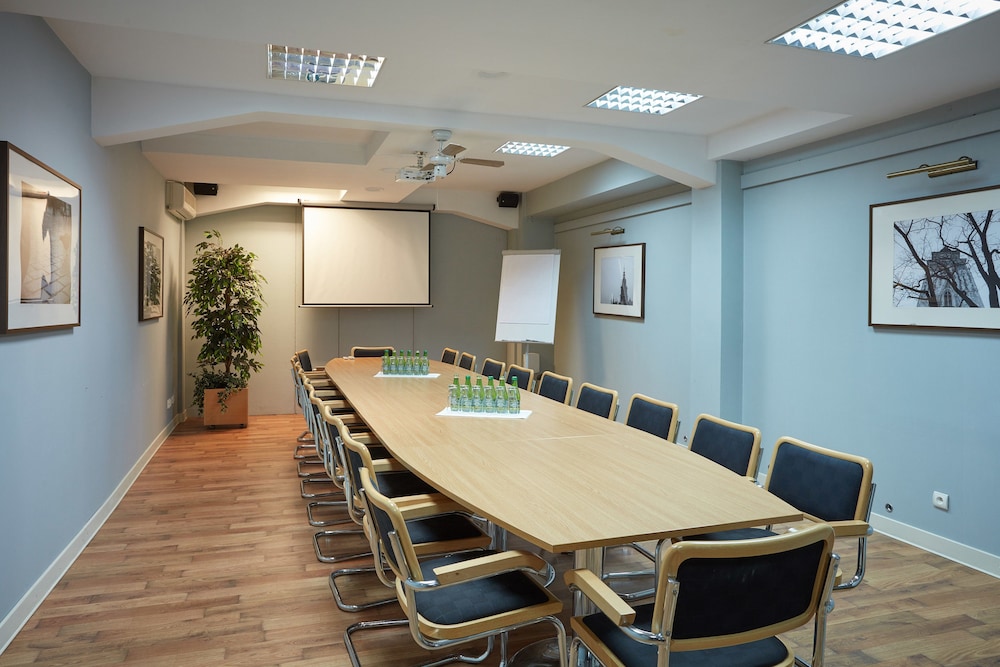 Hotel Batory — Hotel building in Krakow, Lesser Poland