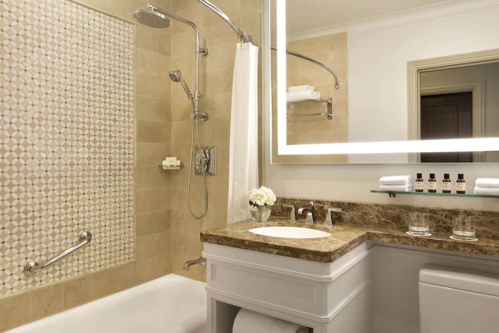 Fairmont Hotel Vancouver — Hotel rooms in Vancouver, British Columbia