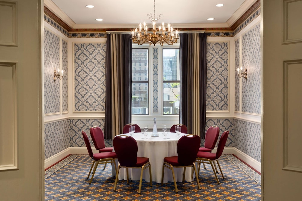 Fairmont Hotel Vancouver — Hotel rooms in Vancouver, British Columbia