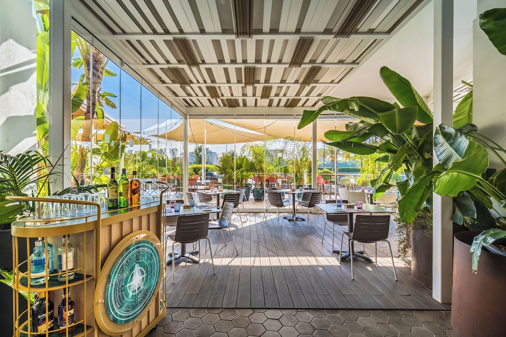 Barceló Sevilla Renacimiento — Restaurant & bars in Seville, Andalusia