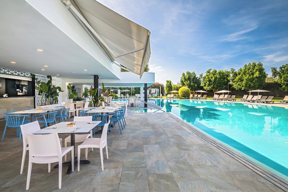 Barceló Sevilla Renacimiento — Swimming pool in Seville, Andalusia