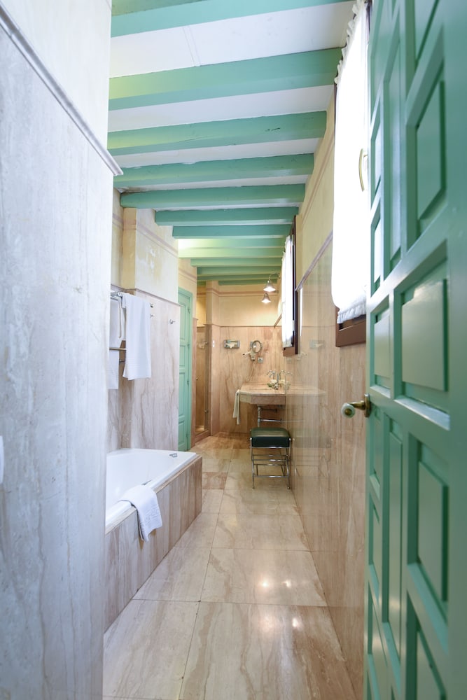 Las Casas de la Judería, Sevilla Historic City Center — Hotel rooms in Seville, Andalusia