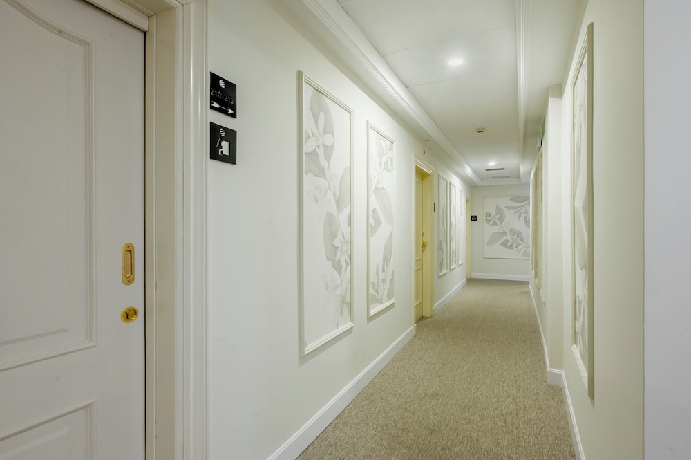Sercotel Las Casas de los Mercaderes — Hotel building in Seville, Andalusia