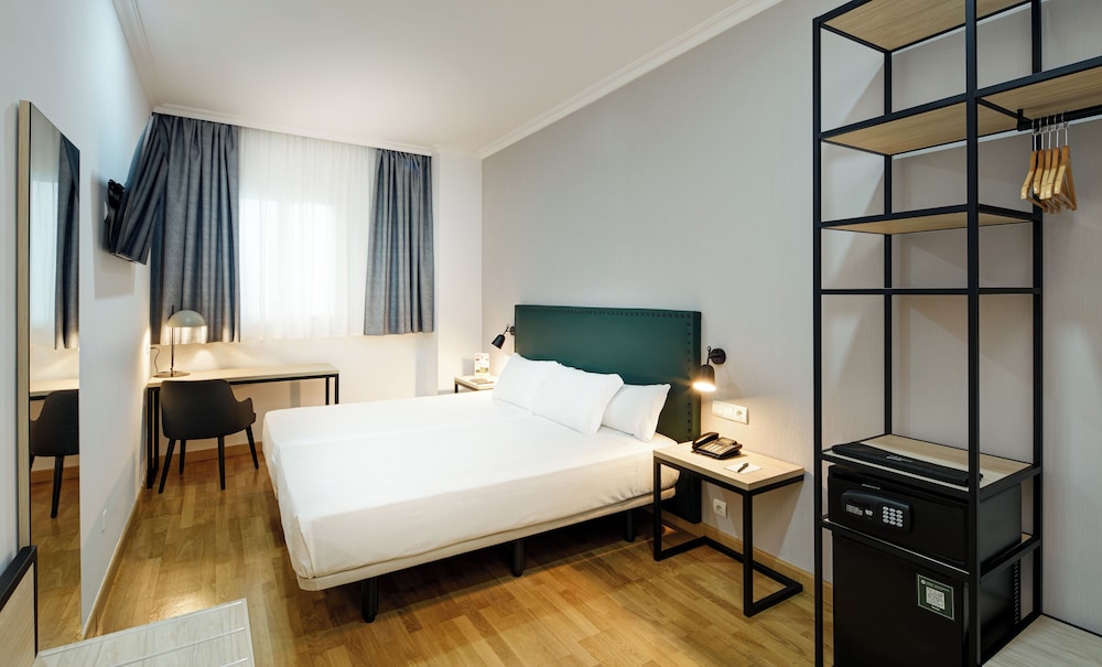 Sercotel Las Casas de los Mercaderes — Hotel rooms in Seville, Andalusia