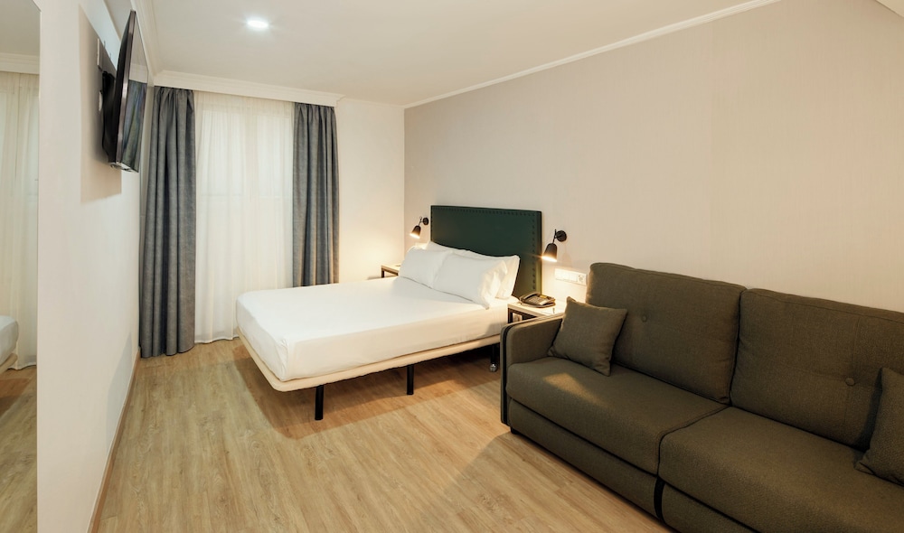 Sercotel Las Casas de los Mercaderes — Hotel rooms in Seville, Andalusia