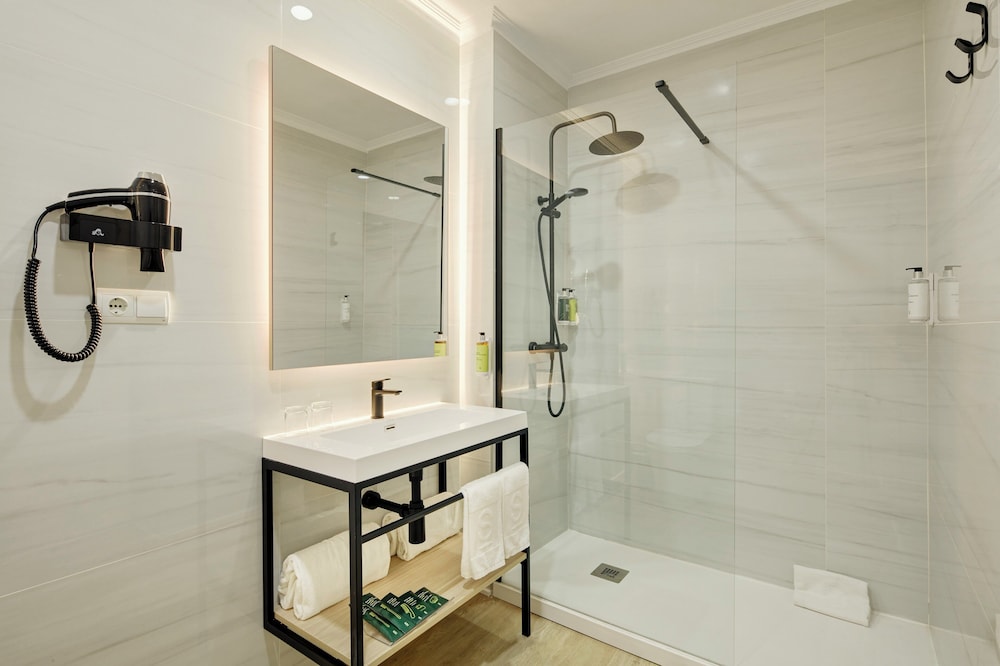 Sercotel Las Casas de los Mercaderes — Hotel rooms in Seville, Andalusia
