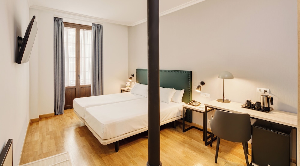 Sercotel Las Casas de los Mercaderes — Hotel rooms in Seville, Andalusia