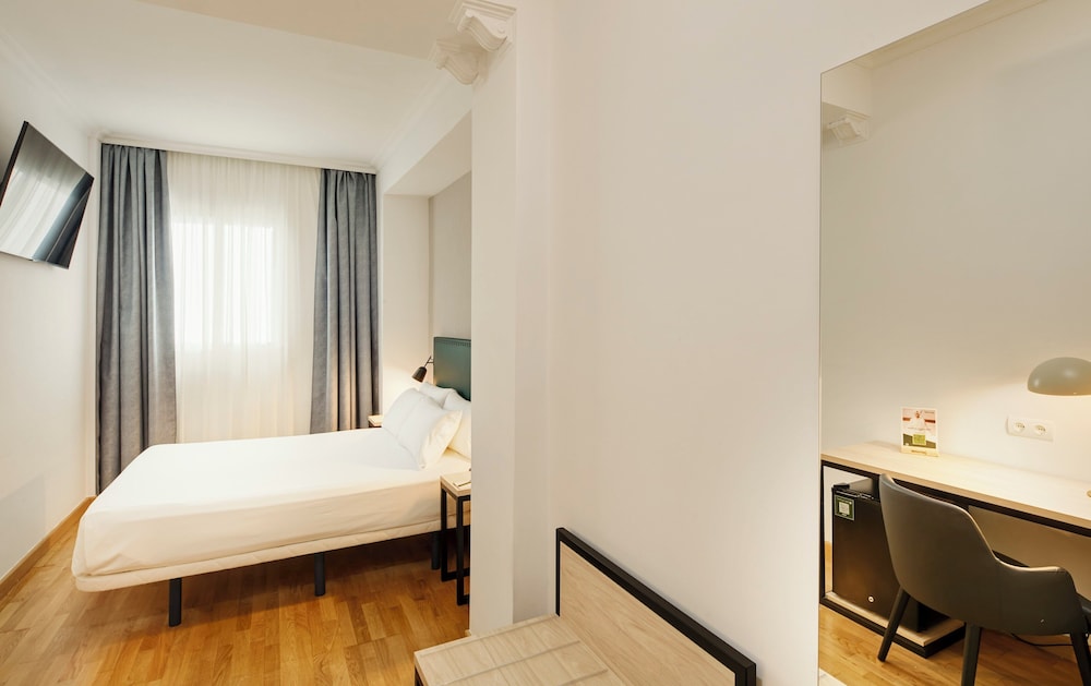 Sercotel Las Casas de los Mercaderes — Hotel rooms in Seville, Andalusia