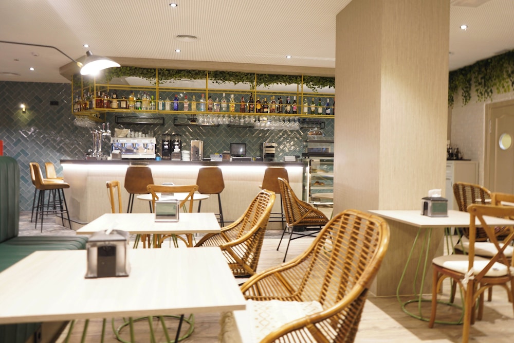 Hotel Sercotel Doña Carmela — Restaurant & bars in Seville, Andalusia