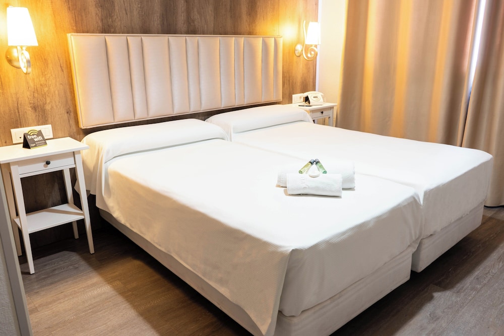 Hotel Sercotel Doña Carmela — Hotel rooms in Seville, Andalusia