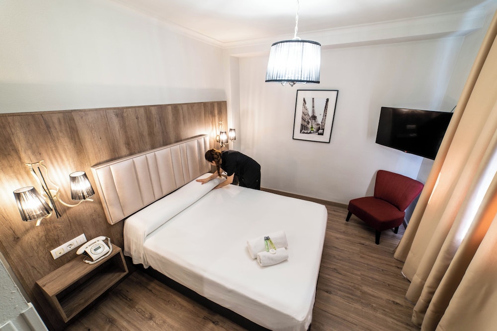 Hotel Sercotel Doña Carmela — Hotel rooms in Seville, Andalusia