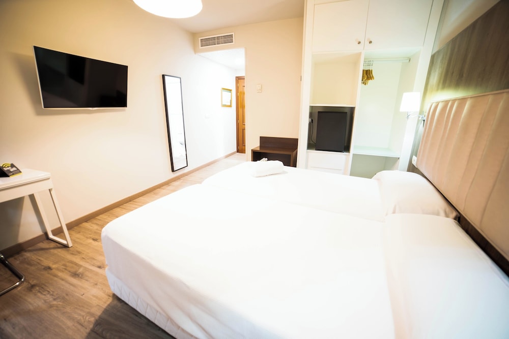 Hotel Sercotel Doña Carmela — Hotel rooms in Seville, Andalusia