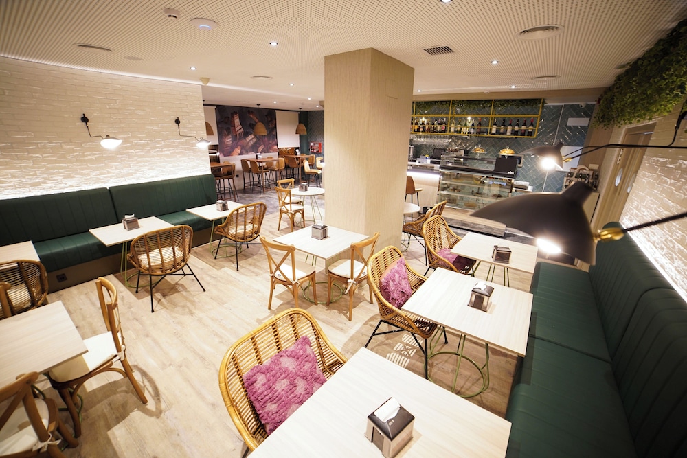 Hotel Sercotel Doña Carmela — Restaurant & bars in Seville, Andalusia