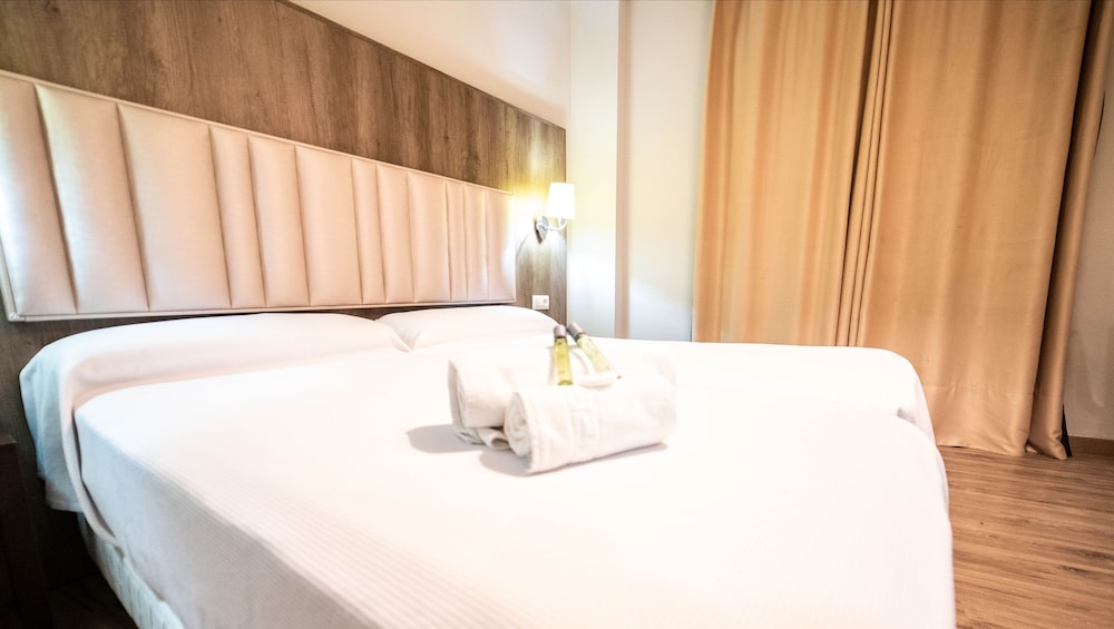 Hotel Sercotel Doña Carmela — Hotel rooms in Seville, Andalusia