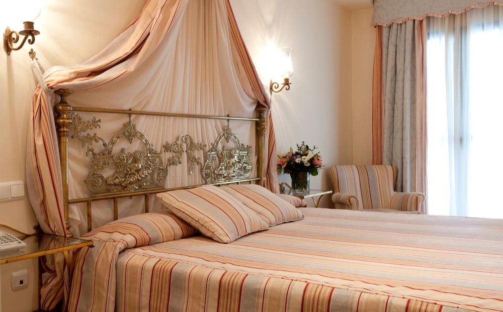 Hotel Doña Maria — Hotel rooms in Seville, Andalusia