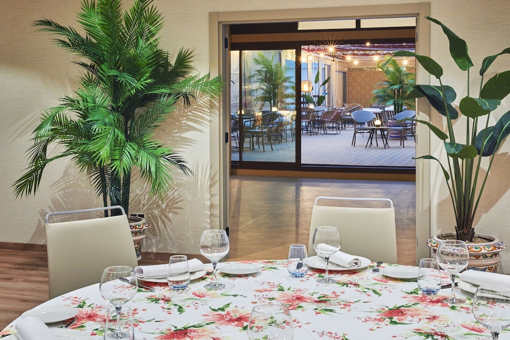 Hesperia Sevilla — Restaurant & bars in Seville, Andalusia