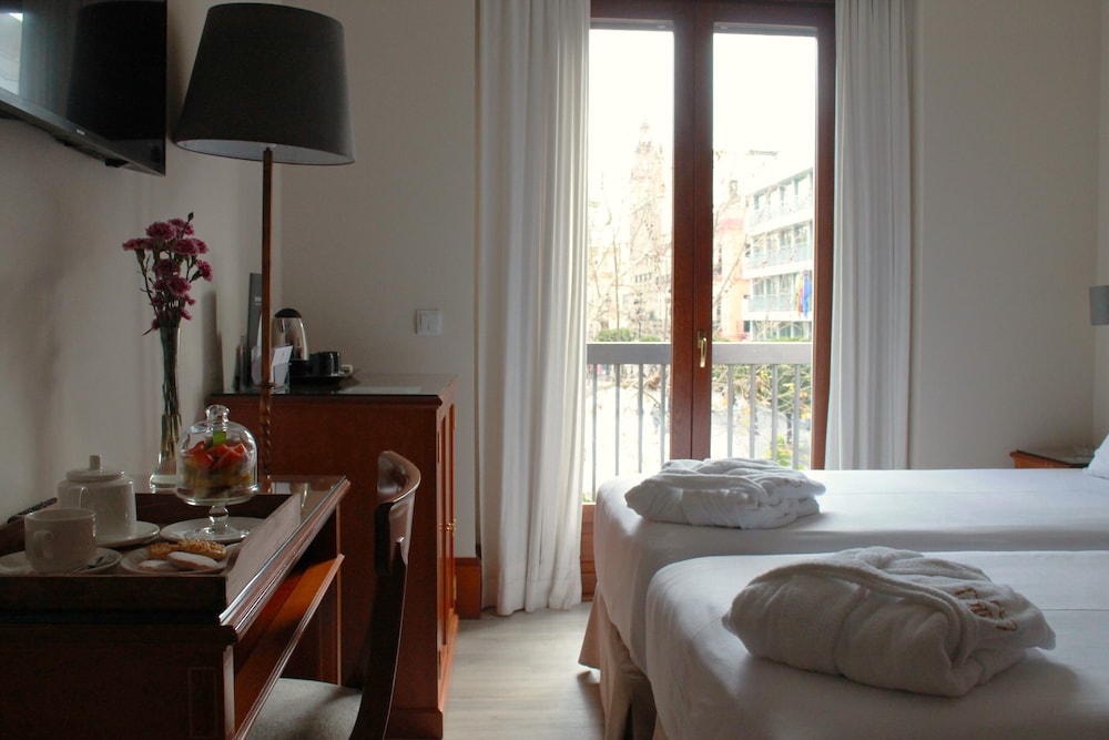 Hotel Inglaterra Sevilla — Hotel rooms in Seville, Andalusia
